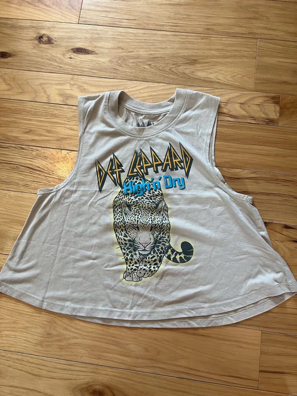 Def Leppard Cream Graphic Crop Tank Top - Leopard High 'n' Dry